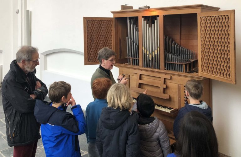 Schoolklas krijgt uitleg over het orgel